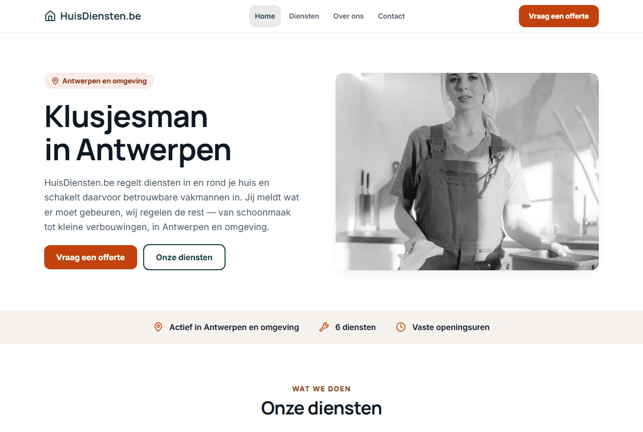 Homepage van de voorbeeldwebsite: de titel "Klusjesman in Antwerpen", de knoppen "Vraag een offerte" en "Onze diensten", een foto en de vier belangrijkste diensten
